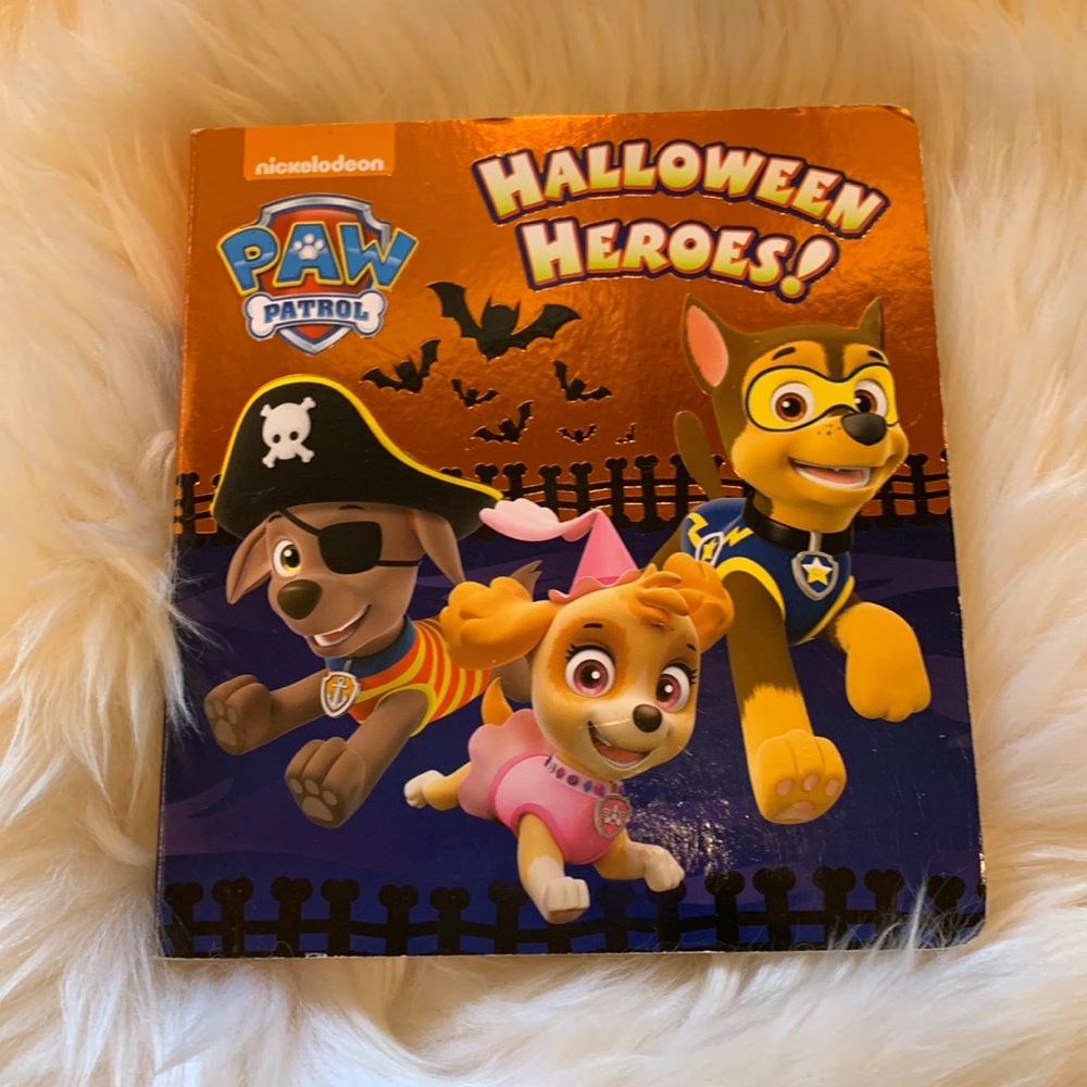 ❤️SOLD❤️Paw patrol Halloween Book